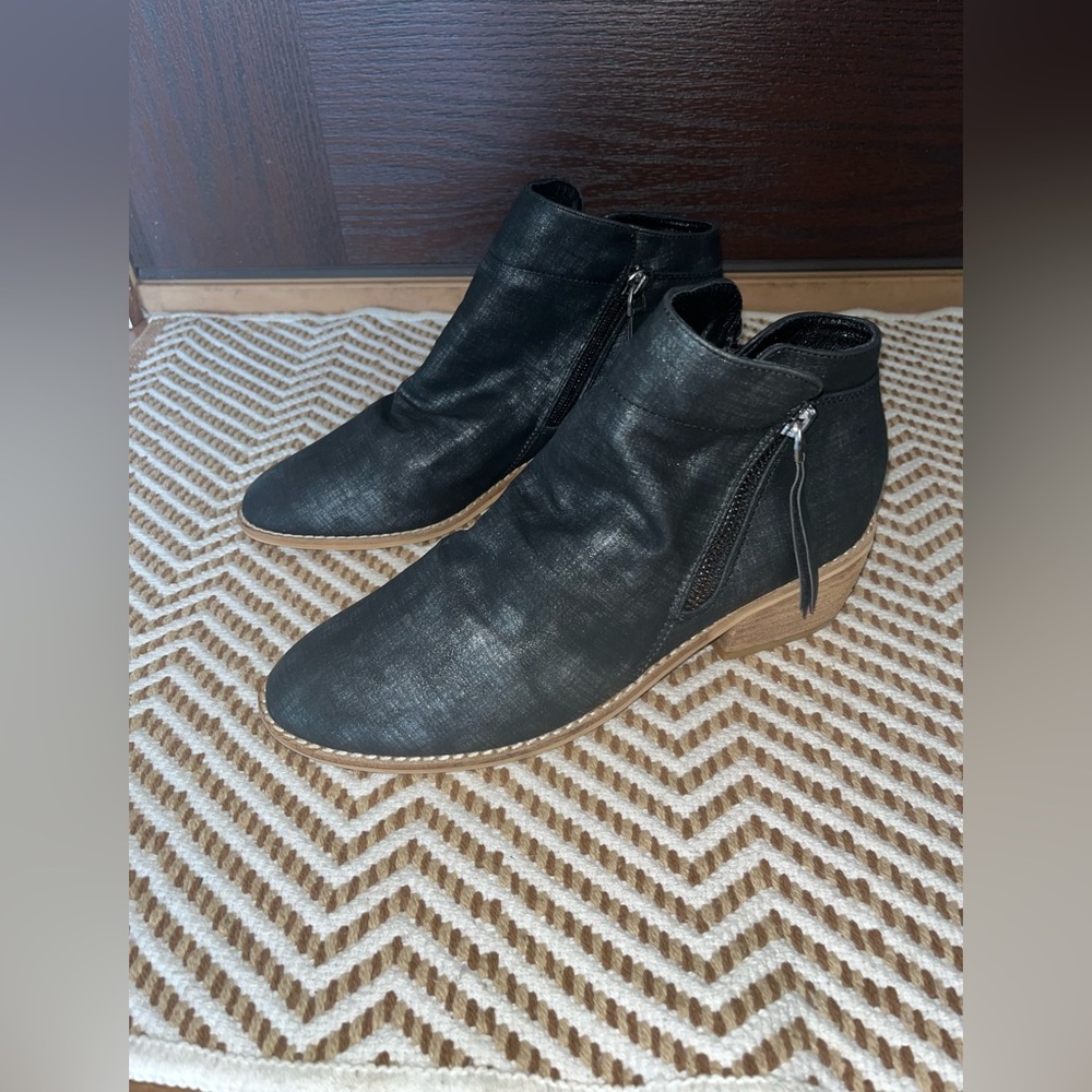Corkys Boutique size 7 black zippered side booties